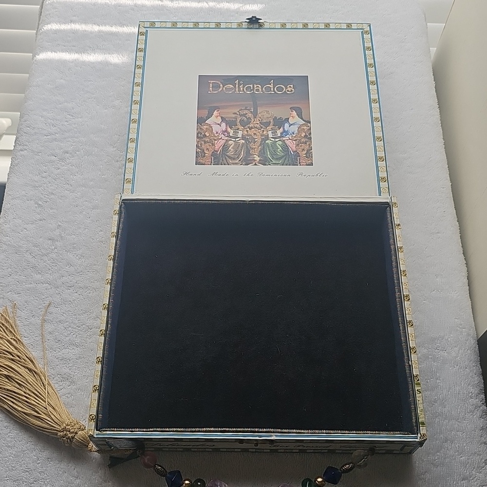 Vintage Unique Delicados Dominican Republic Cigar Box With Beaded Handle EUC - Picture 6 of 15